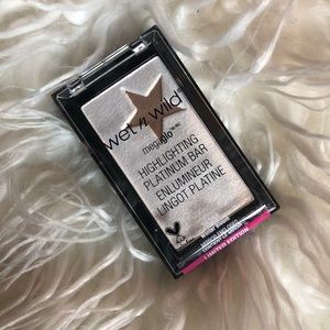 ‼️ Wet N Wild LE Highlighting Platinum Bar‼️